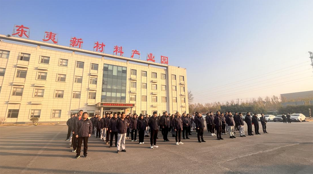 升旗儀式后，采購部?jī)?yōu)秀員工扈洪利.png